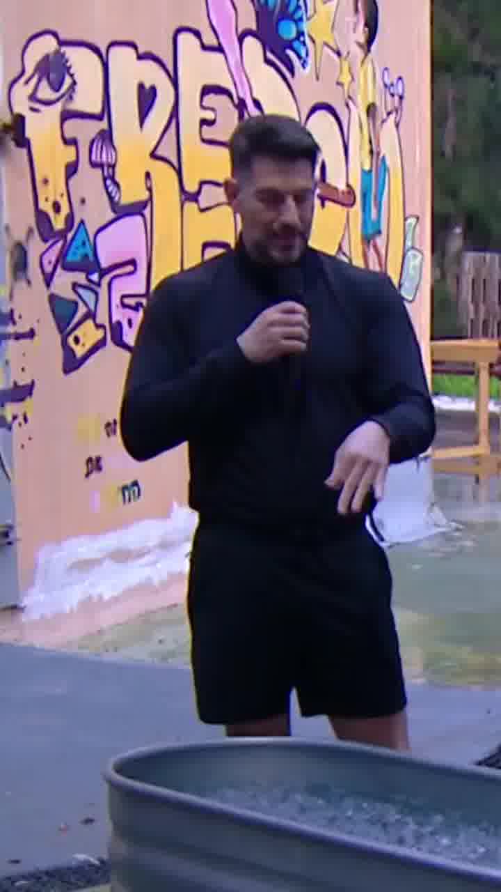 "תביאו עוד קרח!": למרות מזג האוויר החורפי, חיים אתגר נכנס לאמבטיית קרח בשידור חי ב"חיים ומעיין"