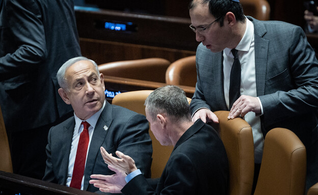 רה"מ נתניהו, יריב לוין ושמחה רוטמן במליאת הכנסת (צילום: יונתן סינדל, פלאש 90)