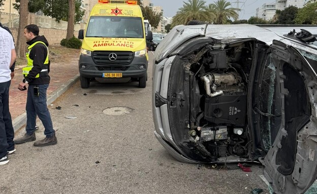 רכב התהפך לאחר שעץ קרס באשקלון רכב התהפך לאחר שעץ קרס באשקלון
