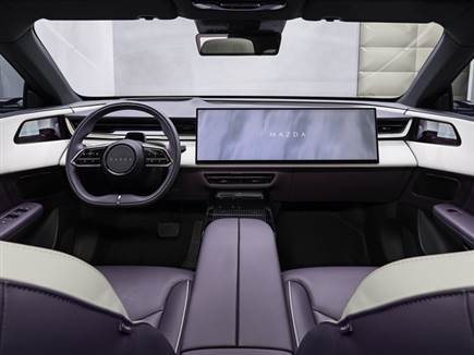 מסך עצום, ולנהג תצוגה עילית. איכות תא הנוסעים גבוהה מאוד