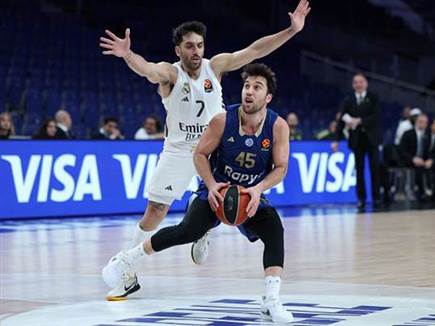 בלאט מחפש נתיב לסל (GETTY)