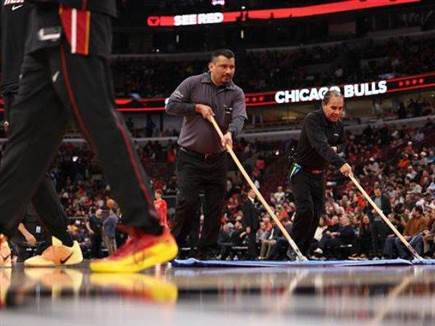 עובדי התחזוקה של שיקגו. עשו הכל (Geoff Stellfox/Getty Images)