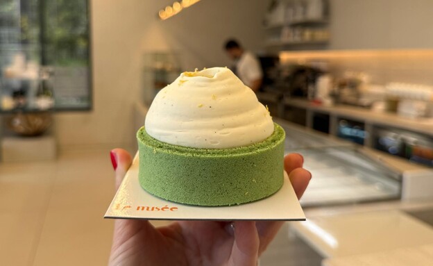 ויטרינה עם קינוחי פטיסרי מיוחדים. לה מוזה. פרדס חנ