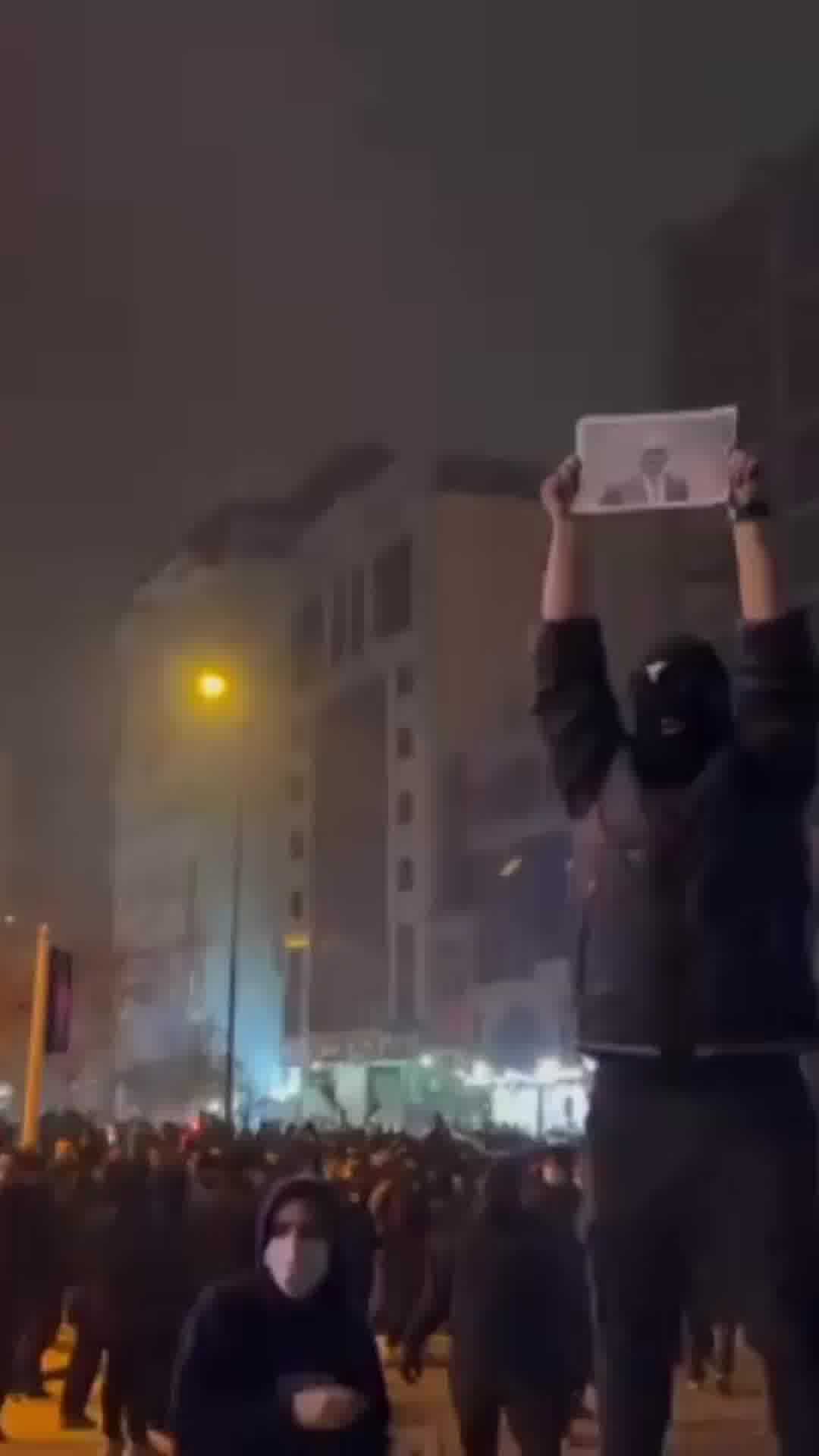 מחאת איראן: בטהרן מניפים את תמונת הנסיך הפרסי, בנו של המלך (השאה), בכיכר כאג' בעיר