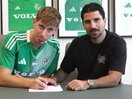 עם רפאלוב במעמד החתימה. בקרוב בבוגרת (האתר הרשמי של מכבי חיפה) (צילום: ספורט 5)