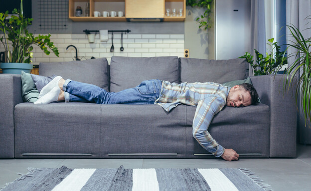  גבר ישן על ספה - אילוסטרציה