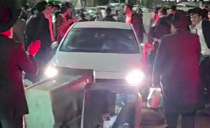 חרדים מפגינים בבני ברק (צילום: דוד קשת)