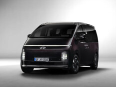 חללית חשמלית: יונדאי סטאריה מתחברת לשקע