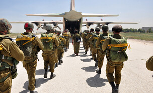 צניחה בקורס טיס (צילום: יונתן זלק, אתר חיל האוויר)