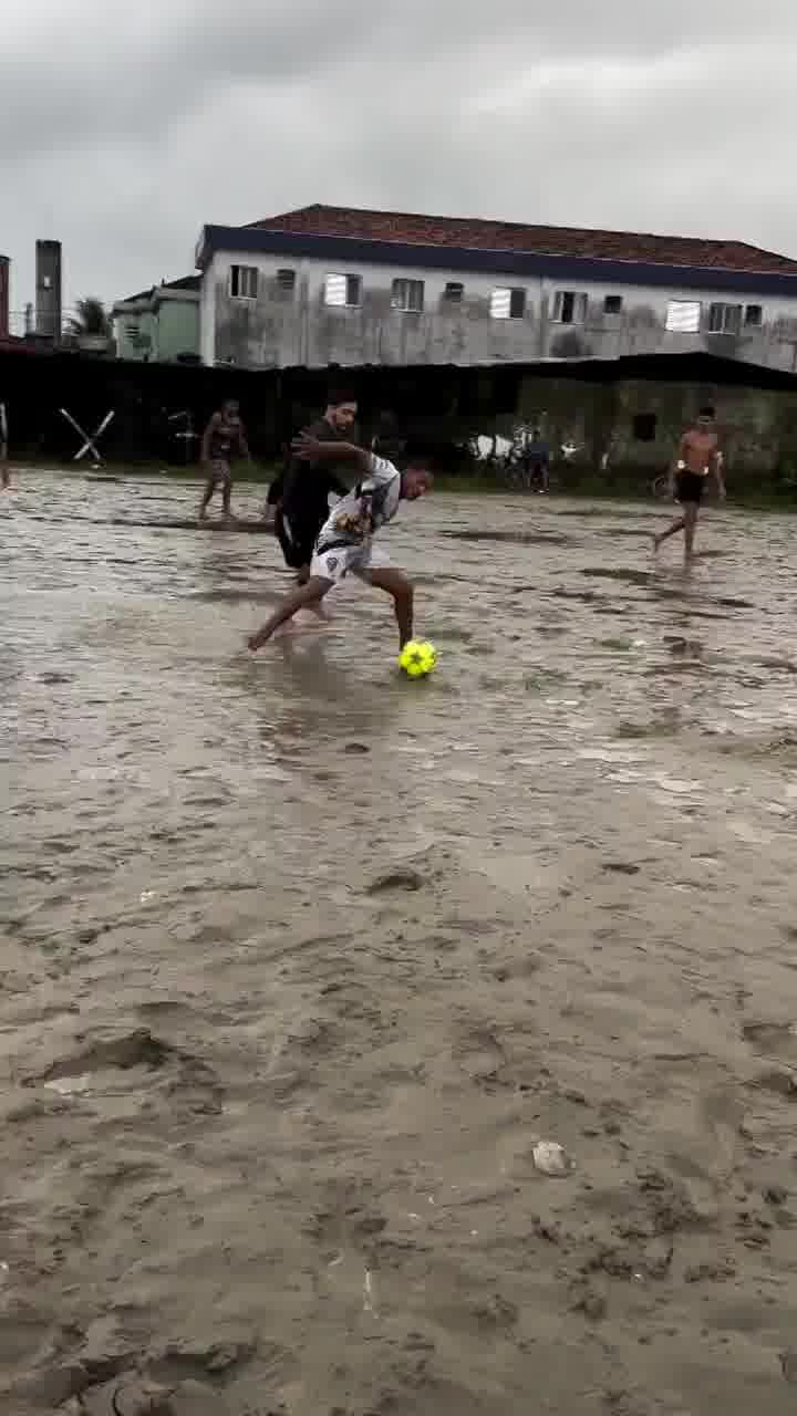 כשירדו 50 מ"מ על המגרש, אבל קבעת כדורגל עם החבר'ה