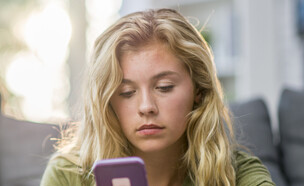 ילדה עם סמארטפון (צילום: getty images)