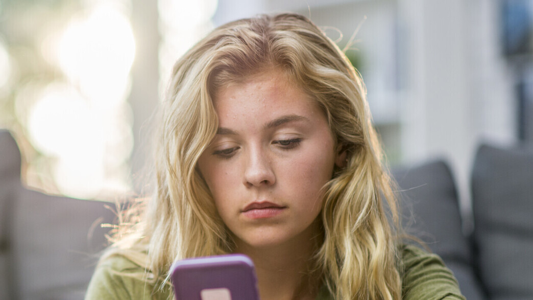 ילדה עם סמארטפון