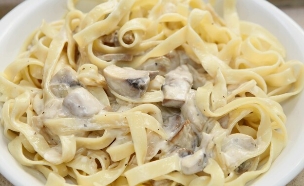 פסטה בשמנת ופטריות, טעימא (צילום: עודד קרני)