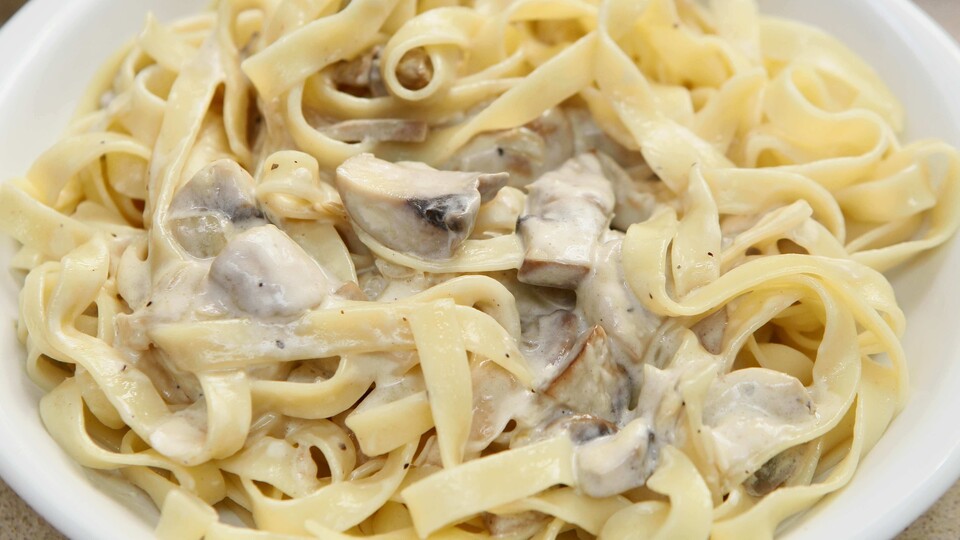 פסטה בשמנת ופטריות, טעימא (צילום: עודד קרני)