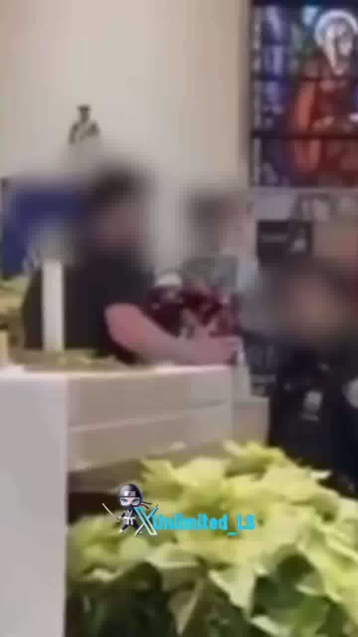 התפרע באמצע כנסייה בניו יורק, והשוטר ירה עליו עם טייזר