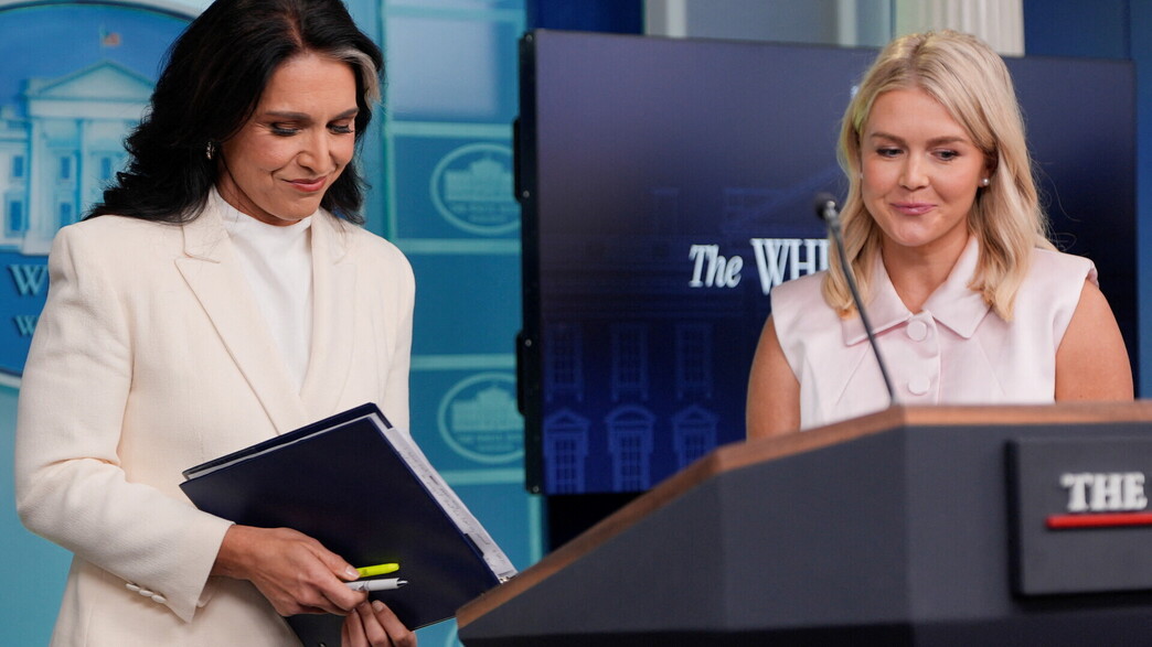 ראש המודיעין הלאומי טולסי גבארד עם דוברת הבית הלבן