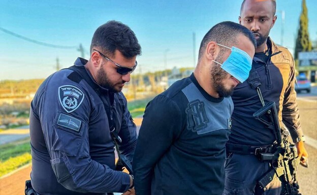 רגע מעצר החשוד הפלסטיני שפרץ לנתב"ג