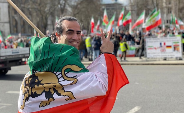 ניאק גורבאני, גולה איראני שמתגורר בבריטניה