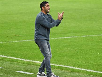 ברדה עם הפנים לדרבי (ברני ארדוב)