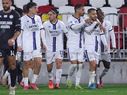 בסיומה של מחצית ראשונה משוגעת (מאור אלקסלסי)