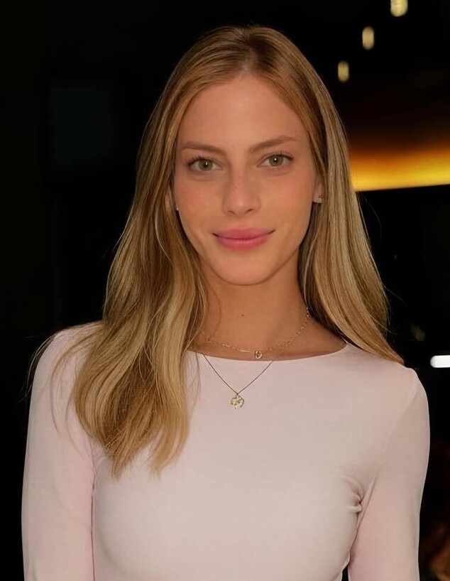 יולן בשמלה ורודה