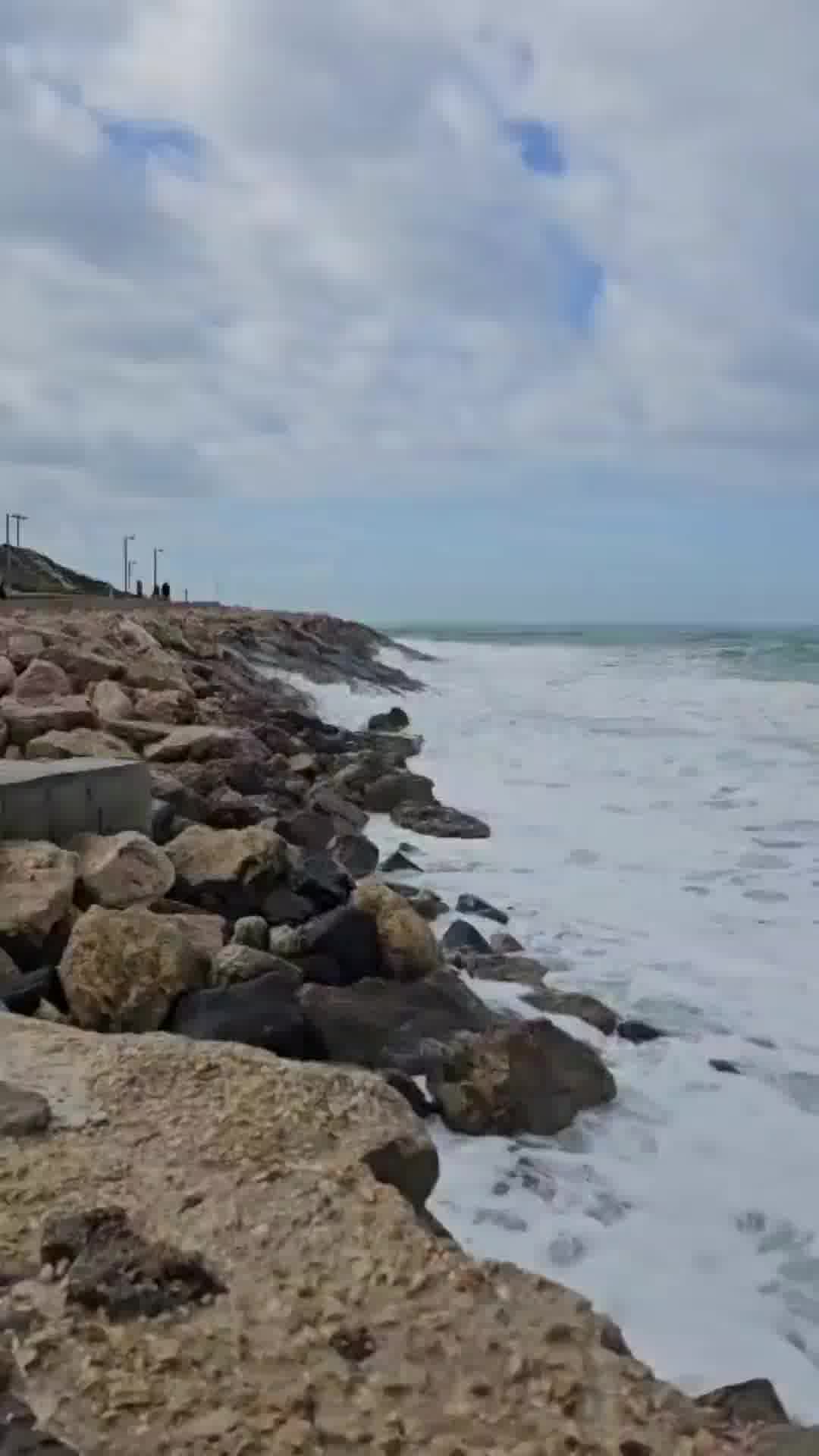 היום: ירידה בטמפרטורות, הרוחות יתחזקו וייתכן אובך, ובצפון ייתכן גשם מקומי