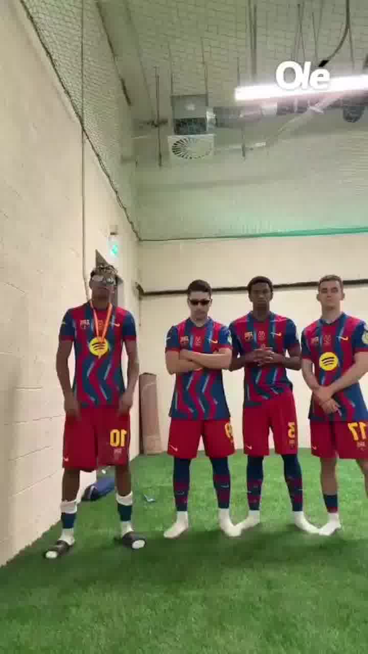 שחקני ברצלונה חוגגים בדרכם את הניצחון הענק בקלאסיקו על ריאל מדריד
