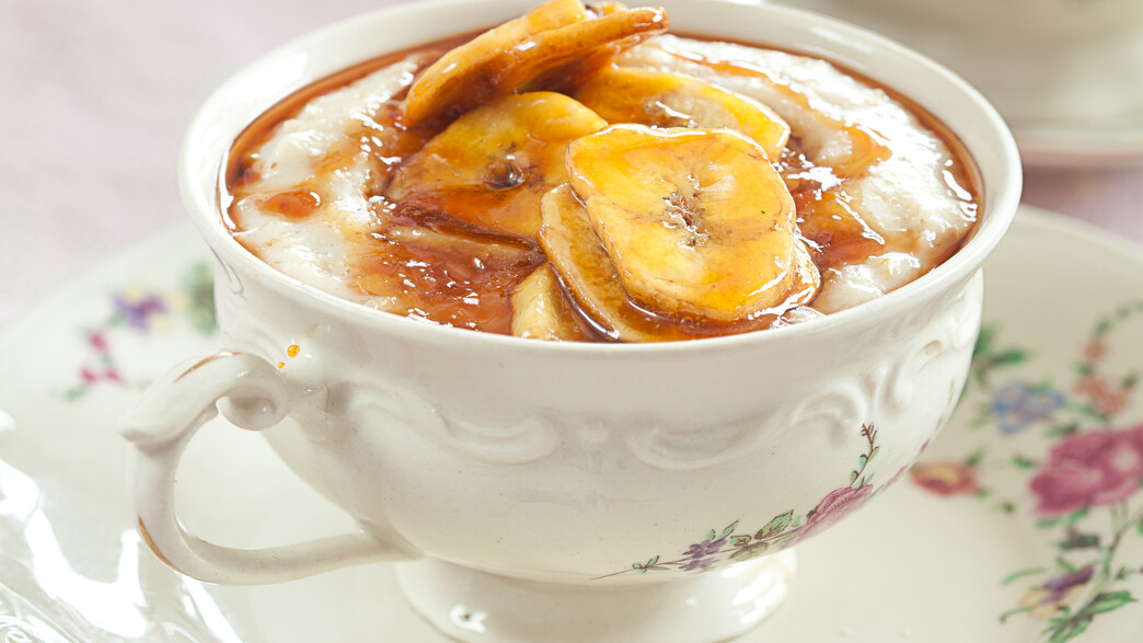 דייסת קוואקר עם בננות וקרמל דייסת קוואקר עם בננות וקרמל