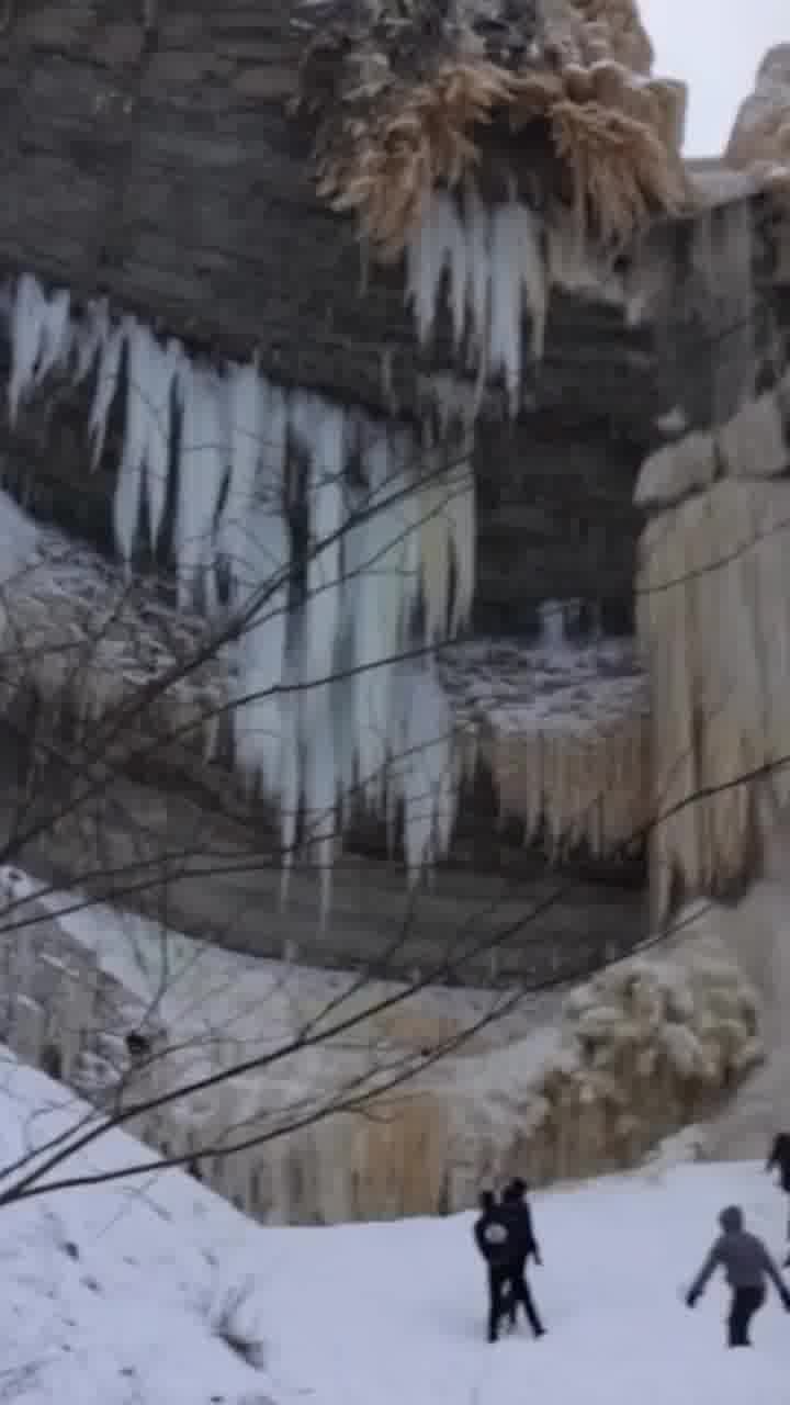 אסטוניה: מפל קפוא התמוטט על תיירים - ובנס כולם ניצלו