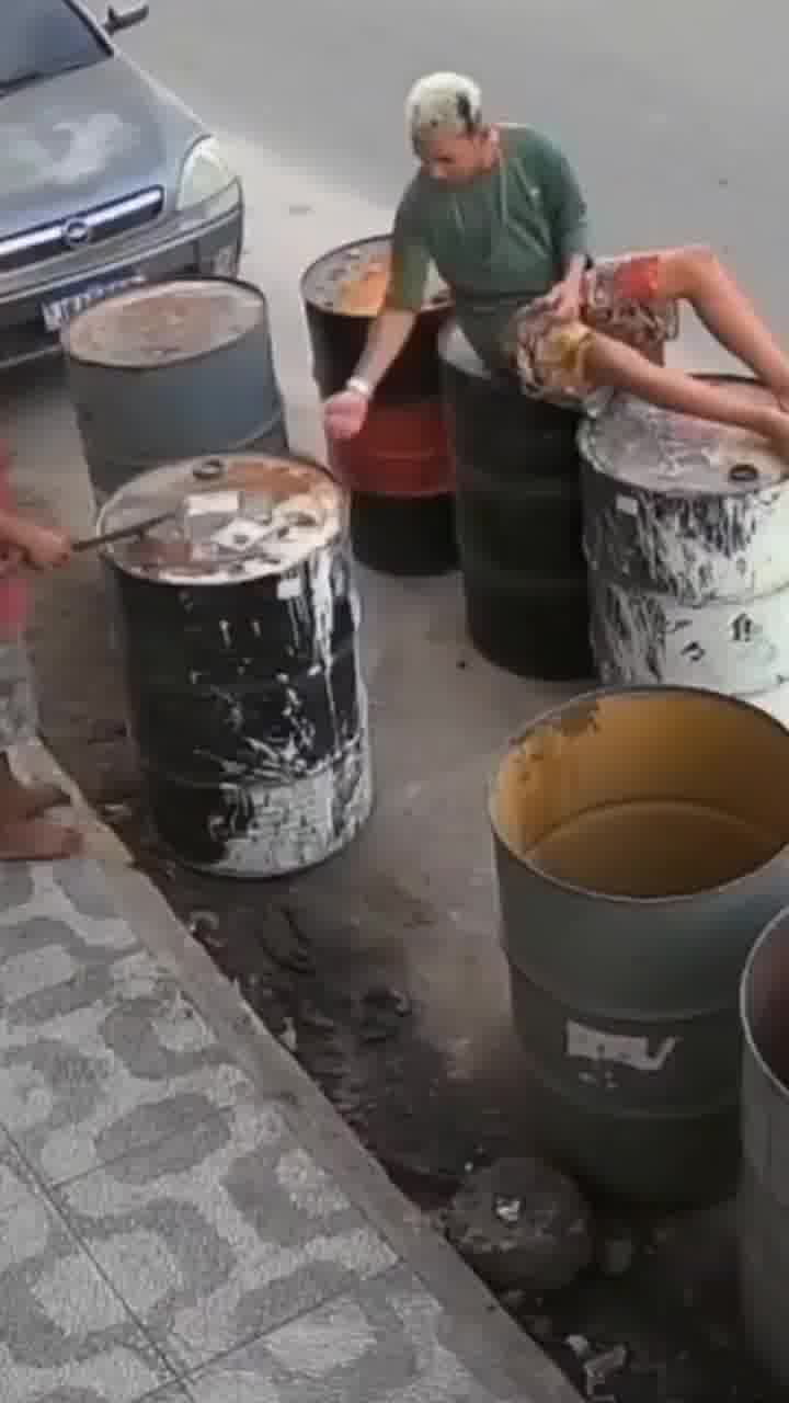 וזה מה שקורה כשמשחקים באש ליד חביות ישנות