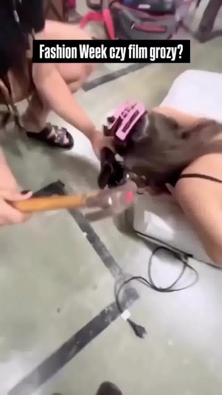 השיער נתקע במסלסל - אז מעצבת השיער שלפה פטיש