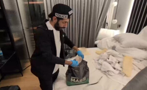 הסמים שנתפסו בחדר מלון הבוטיק (צילום: דוברות המשטרה)