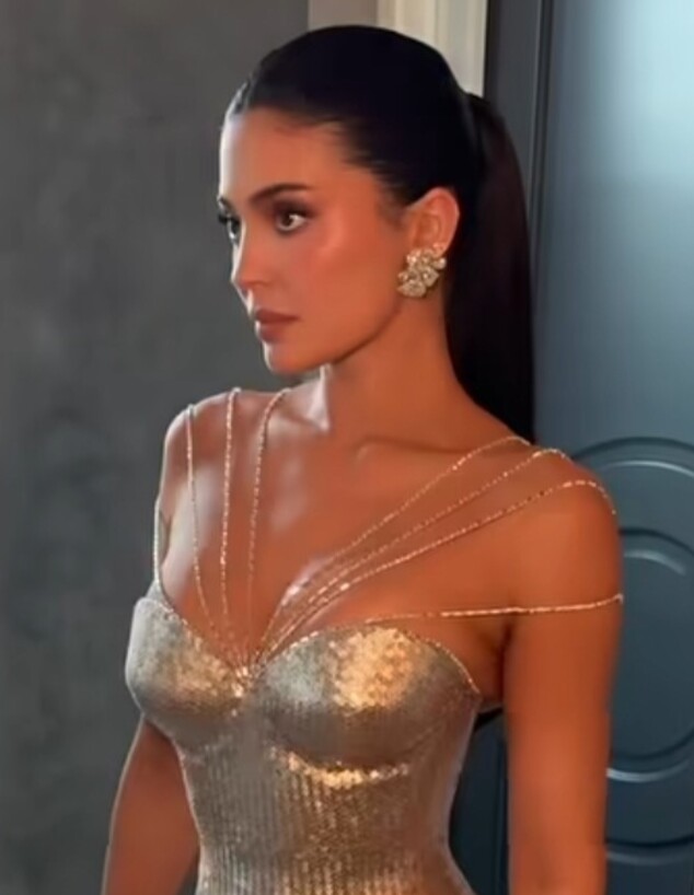 קיילי בשמלה צמודה