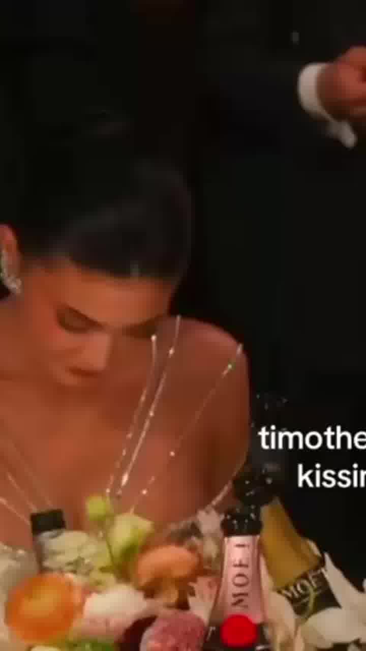 טימות'י שאלאמה וקיילי ג'נר לא יכולים להוריד את הידיים אחד מהשנייה