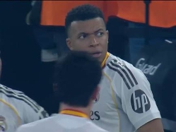 הוריד את השחקנים? אמבפה (צילום: ספורט 5)