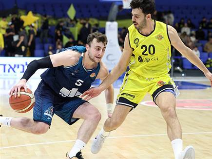 המשחק בארנה החל צמוד (צילום: אלן שיבר)