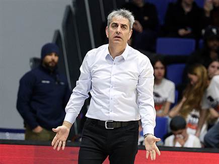 רבי השיג ניצחון ראשון כמאמן הקבוצה (צילום: אלן שיבר)