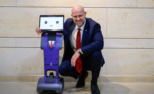 יו"ר הכנסת אמיר אוחנה והרובוט חושן (צילום: דוברות הכנסת)