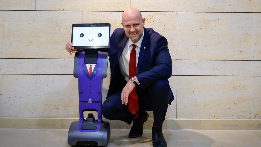 יו"ר הכנסת אמיר אוחנה והרובוט חושן
