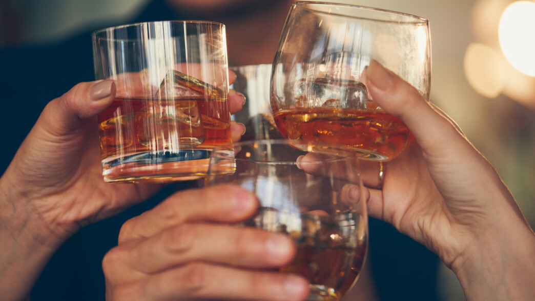 הרמת כוסית וויסקי