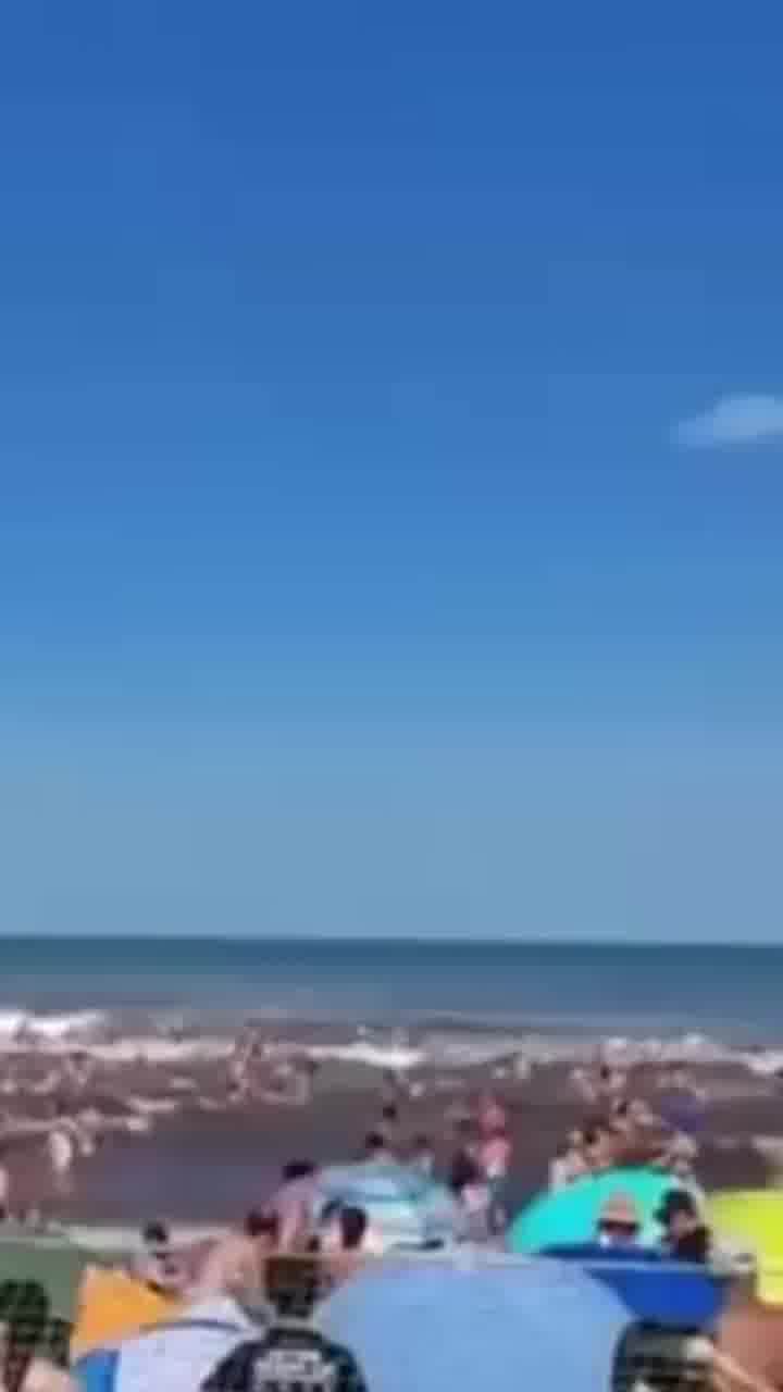 ארגנטינה: אדם אחד נהרג ו-35 נפצעו בגלל גל גדול שהכה בחוף