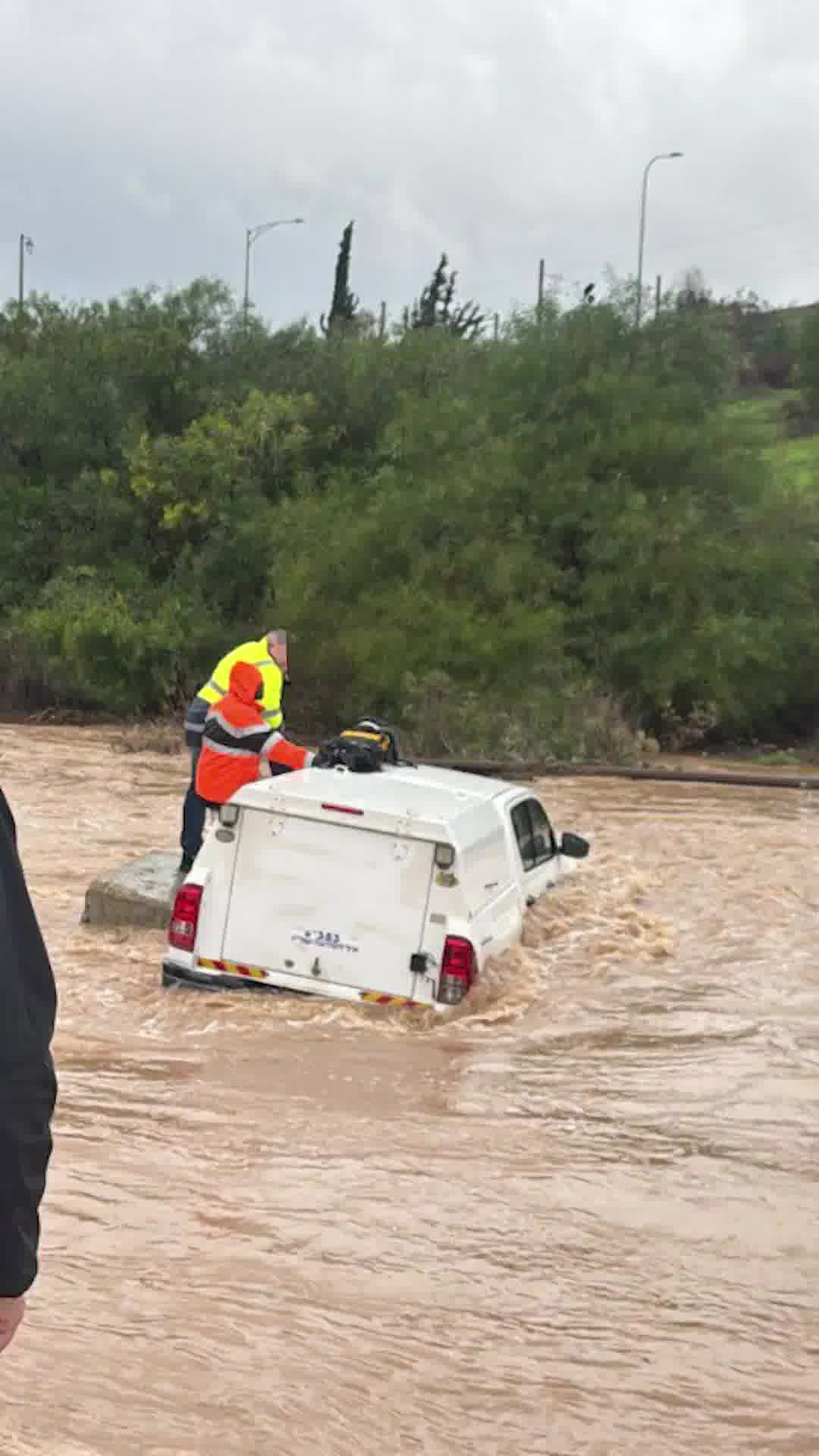 היחידה לחילוצים מיוחדים של כב"ה נערכת לחילוץ שלושה אנשים שנלכדו על גג רכבם בנחל ענבה באזור מודיעין