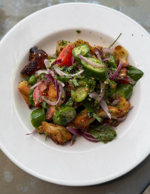 סלט עגבניות סיציליאני. תפריט של רפי כהן בנורה קרית