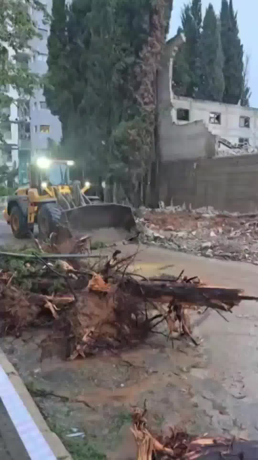 אחרי שחומת היקב ההיסטורית קרסה על רכבים בראשון לציון: בעירייה מפנים את ההריסות