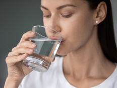 אישה שותה מים, אילוסטרציה (צילום: 123rf)