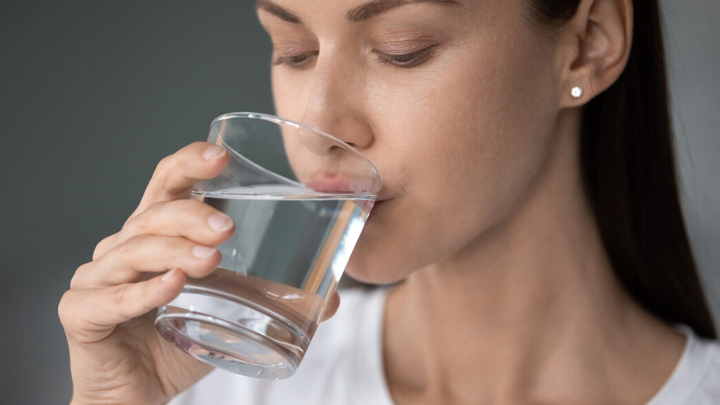 8 כוסות? לא בהכרח: כמה מים לשתות ביום?