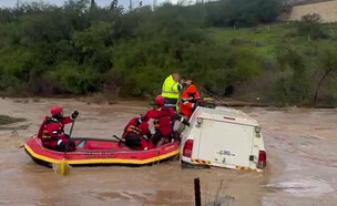 חילוץ בנחל ענבה (צילום: דוברות כבאות והצלה מחוז מרכז)