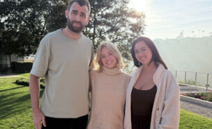 סידני סוויני לצד נועה ארגמני ואבינתן אור (צילום: standwithus)