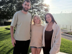 סידני סוויני לצד נועה ארגמני ואבינתן אור