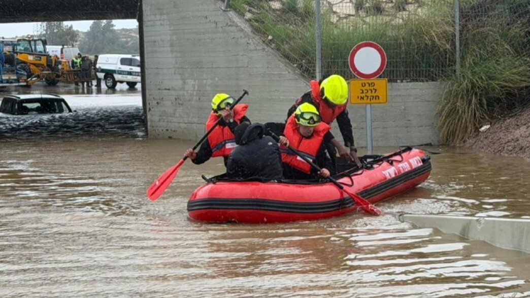לכוד חולץ מגג רכבו בעקבות הצפה סמוך לצומת אמונים